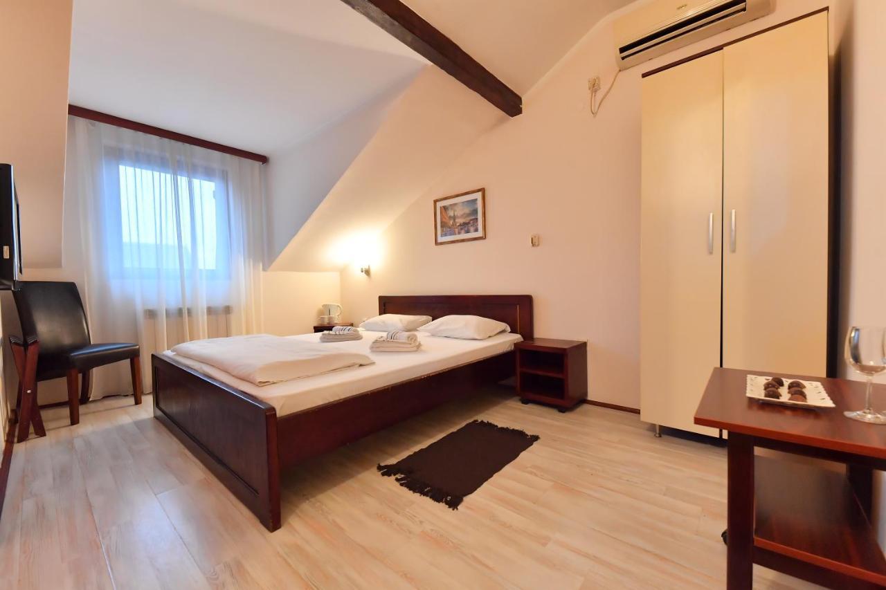 Apartments & Accommodation Stojic Novi Sad Bagian luar foto